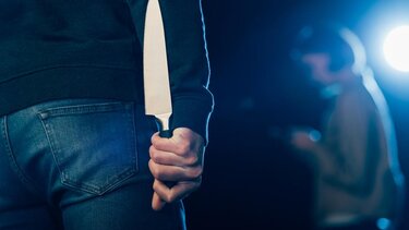 Τον έδιωξαν από γλέντι, επέστρεψε με κουζινομάχαιρο