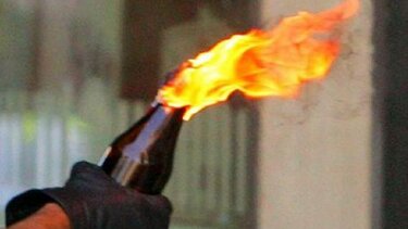 Άνδρας συλλαμβάνεται στο Τόκιο μετά τη ρίψη μολότοφ εναντίον της έδρας του κυβερνώντος κόμματος