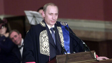 ΕΚΠΑ: Aφαιρεί από τον Πούτιν τον τίτλο του επίτιμου διδάκτορα