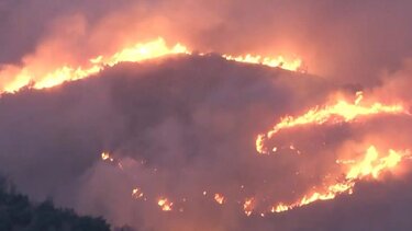 Φωτιά στην Εύβοια: Καίει σε τρία μέτωπα - Δύσκολη βραδιά