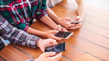 Οι μισοί Έλληνες έχουν αγοράσει 3-4 smartphones την τελευταία πενταετία