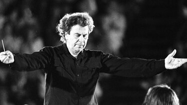 Το όνομα του Μίκη Θεοδωράκη στο δημοτικό θέατρο Γαζίου