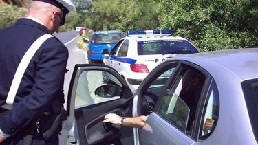 Κινηματογραφικές σκηνές στο αεροδρόμιο: Έσπρωξε αστυνομικό, παρέσυρε με το ταξί άλλον, μάγκωσε το χέρι γυναίκας αστυνομικού! 