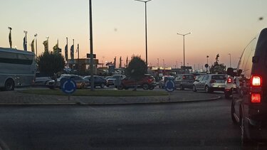 Αλαλούμ από την κίνηση έξω από το αεροδρόμιο του Ηρακλείου - Δείτε εικόνες