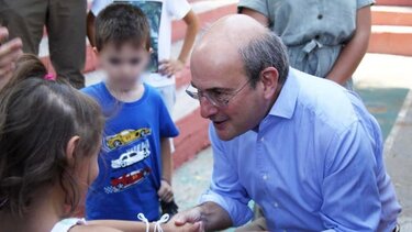 Χατζηδάκης: 100.000 παιδιά σε κατασκηνώσεις με πόρους του υπουργείου Εργασίας και Κοινωνικών Υποθέσεων