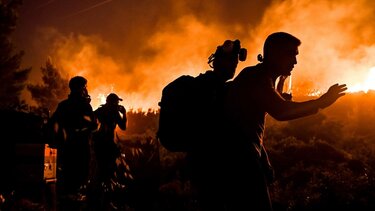 Η "νύχτα της κολάσεως" στην Πεντέλη, άνιση η μάχη με τις φλόγες