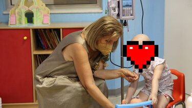 Η Κάρμεν Ρουγγέρη κοντά στα παιδιά που νοσηλεύονται