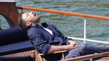 Μπεν Άφλεκ: Χαμός στο Twitter με τη φωτογραφία του να κοιμάται στον μήνα του μέλιτος