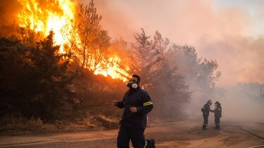 Φωτιά στην Πεντέλη: Δραματική η νύχτα, εκκενώνεται το "Παίδων"