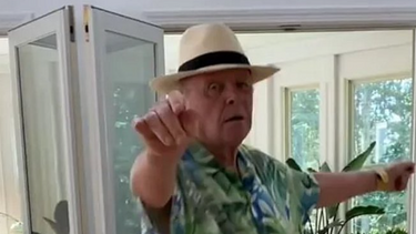 Ο Άντονι Χόπκινς χορεύει με χαβανέζικο πουκάμισο και καπέλο! 