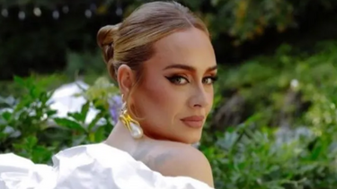 Adele: Το τηλεφώνημα στον σύντροφο της την ώρα live συνέντευξης