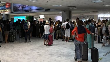 Απίστευτος συνωστισμός για την παραλαβή των αποσκευών στο αεροδρόμιο