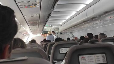 Άγριος καβγάς και φασαρία μέσα στο αεροπλάνο!