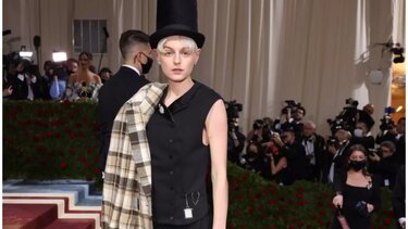 Έμα Κόριν: Η πριγκίπισσα Νταϊάνα του «The Crown» είναι το πρώτο non binary άτομο σε εξώφυλλο της Vogue