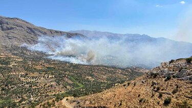 Ανεξέλεγκτη η φωτιά στον Δήμο Αγίου Βασιλείου - Εκκένωση οικισμού