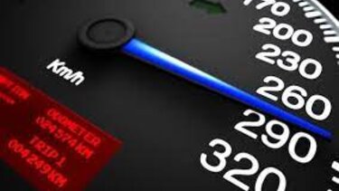 Πρόστιμο 25.000 λιρών για 33 παραβάσεις ταχύτητας, σε 3 μήνες