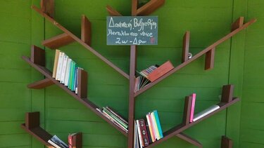 Το θεατράκι του Καράβολα απέκτησε βιβλιοθήκη!