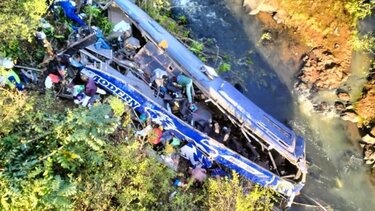 Κένυα: Έξι μαθητές σκοτώθηκαν από τη σύγκρουση φορτηγού με λεωφορείο	