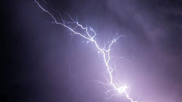 Θανάσιμος τραυματισμός Βρετανού τουρίστα από κεραυνό μέσα στη θάλασσα