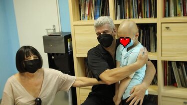 Κοντά στα παιδιά της Ογκολογικής Κλινικής του ΠΑΓΝΗ Κυριακίδης και Μουρίκη
