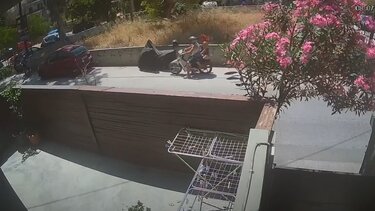 Πέρασαν, είδαν το κράνος και το πήραν!