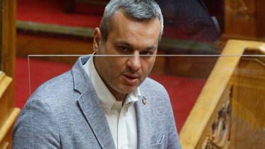 Στη Βουλή η διαμαρτυρία των αποφοίτων με πρωτοβουλία του Χάρη Μαμουλάκη