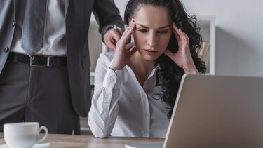 Πέφτουν θύματα σεξουαλικής παρενόχλησης στον χώρο εργασίας τους και δεν το καταγγέλλουν!