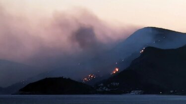 Ανεξέλεγκτη η φωτιά στη Σάμο: Εκκενώνονται δύο οικισμοί 