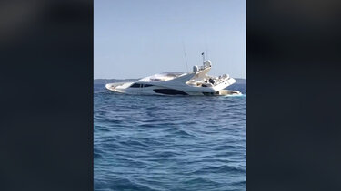 Το σκάφος τους βυθιζόταν και εκείνοι πόζαραν στον φακό