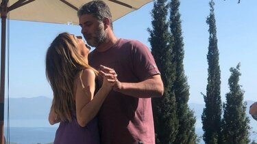 Βανδή – Μπισμπίκης: Αγόρασαν οικόπεδο με θέα τη θάλασσα στην Κρήτη