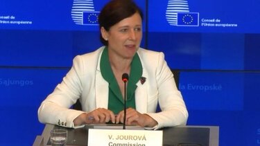 ΕΕ - Βέρα Γιούροβα: Καταδίκη για το «σοκαριστικό» χτύπημα στο ραδιόφωνο του Real fm