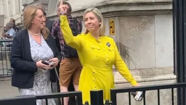 Βρετανία: Υπουργός έδειξε το μεσαίο δάχτυλο σε διαδηλωτές!