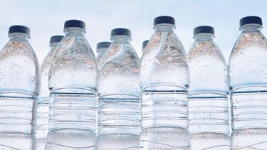 Τρεις τρόποι για να καταφέρετε να πίνετε περισσότερο νερό