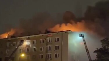 Πυρκαγιά σε πολυώροφο συγκρότημα κατοικιών στη Μόσχα - Δείτε βίντεο