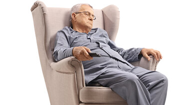 Αποκοιμιέστε συνεχώς στην πολυθρόνα; Ποιοί κίνδυνοι υγείας σας απειλούν