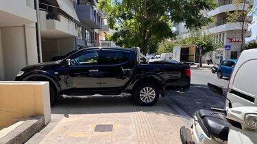 Η στάθμευση στο πεζοδρόμιο και η παράλογη "απαίτηση"
