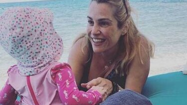 Χαζομαμά η Τζένη Μπότση απολαμβάνει τις διακοπές με την Αλίκη της