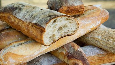 Πίτσα με βάση από γαλλική μπαγκέτα