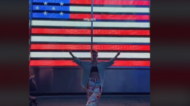 Ο χορός της Ευαγγελίας υπό τους ήχους της λύρας στη Νέα Υόρκη