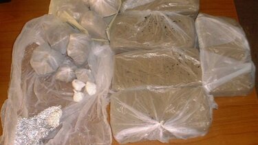 Συνελήφθη ηλικιωμένη που έκρυβε 5 κιλά ηρωίνης στη βαλίτσα της