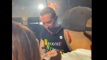 Ο Κρις Μάρτιν σχεδίασε τατουάζ για έναν φαν κατά τη διάρκεια συναυλίας στο Γουέμπλεϊ