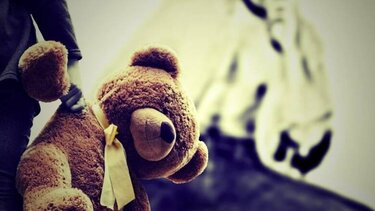 Πατέρας κατηγορείται ότι βίαζε τον 4χρονο γιο του - Συμμετείχε και η γιαγιά 