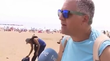 Τουρίστας εξυμνεί την Βαρκελώνη, την ώρα που από πίσω του κλέβουν τσάντα!