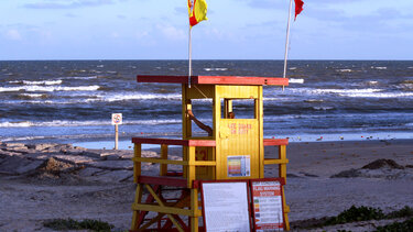 Τριπλή διάσωση νεαρών στη θάλασσα– Άμεση επέμβαση των ναυαγοσωστών 