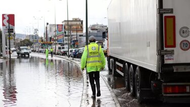 Διακοπή κυκλοφορίας τώρα στην Πειραιώς λόγω της μπόρας