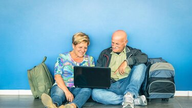 Στη συγκατοίκηση επιστρέφει η τρίτη ηλικία στη Βρετανία λόγω ακρίβειας