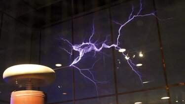 "Bουτιά" για τη μετοχή της Τesla