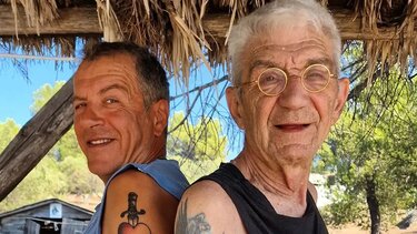 Μπουτάρης και Θεοδωράκης φόρεσαν αμάνικα κι έδειξαν τα τατουάζ τους