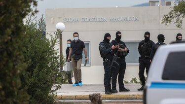 Συνέλαβαν 27χρονη που συμμετείχε σε συμμορία με καλάσνικοφ: Τη φώναζαν «Πιπίλα» - «Πλούσια» η δράση της