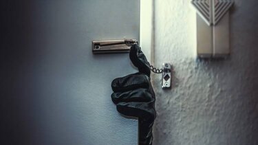 Διάρρηξη με λεία χιλιάδες δολάρια και ευρώ - Άρπαξαν μετρητά και κοσμήματα αξίας